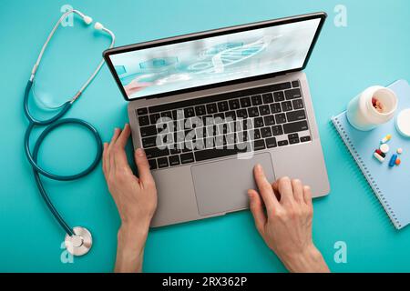 la mano del medico sta digitando i dati nel sistema. Usando un computer portatile.mani femminili in un cappotto bianco medico . Foto di alta qualità Foto Stock