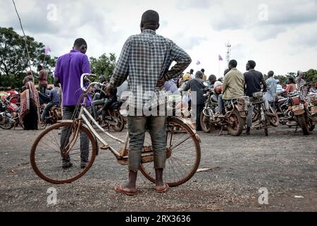 I sostenitori del partito di opposizione della Tanzania, ACT Wazalendo a seguito della manifestazione politica del partito nel distretto di Kasulu, regione di Kigoma, il 18 marzo 2023 Foto Stock