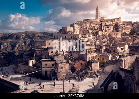 Ampia vista dell'antica città grotta di Matera al tramonto, Matera, Basilicata, Italia, Europa Foto Stock