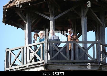 Martillac, Francia. 22 settembre 2023. Re Carlo e la regina Camilla della Gran Bretagna, centro, tour con i proprietari Firenze, sinistra, e Daniel Cathiard, destra, Chateau Smith Haut Lafitte, un Grand Cru classé de Graves, un vigneto noto per il suo approccio sostenibile alla produzione del vino, venerdì 22 settembre 2023 a Martillac, fuori Bordeaux, Francia sud-occidentale. Foto di Bob Edme/Pool/ABACAPRESS.COM credito: Abaca Press/Alamy Live News Foto Stock