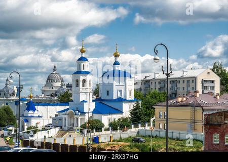 Kazan, Tatarstan, Russia. 1° giugno 2023, vista della chiesa di Pyatnitskaya da via Baturin. Foto Stock