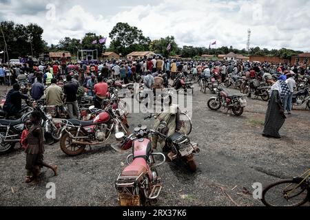 I sostenitori del partito di opposizione della Tanzania, ACT Wazalendo a seguito della manifestazione politica del partito nel distretto di Kasulu, regione di Kigoma, il 18 marzo 2023 Foto Stock