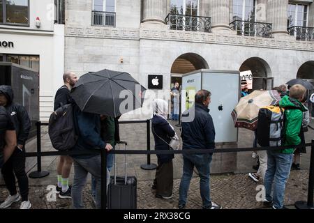 Berlino, Germania. 22 settembre 2023. Sul Kurfuerstendamm, uno dei viali più iconici di Berlino, una linea di serpentine di appassionati di Apple si è snodata intorno all'isolato il 22 settembre 2023. Il loro obiettivo: Essere tra i primi in Germania a mettere le mani sui nuovi iPhone 15 e iPhone 15 Pro. (Foto di Michael Kuenne/PRESSCOV/Sipa USA) credito: SIPA USA/Alamy Live News Foto Stock