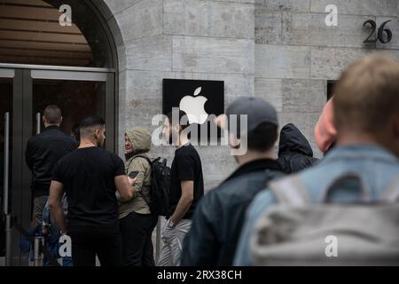 Berlino, Germania. 22 settembre 2023. Sul Kurfuerstendamm, uno dei viali più iconici di Berlino, una linea di serpentine di appassionati di Apple si è snodata intorno all'isolato il 22 settembre 2023. Il loro obiettivo: Essere tra i primi in Germania a mettere le mani sui nuovi iPhone 15 e iPhone 15 Pro. (Foto di Michael Kuenne/PRESSCOV/Sipa USA) credito: SIPA USA/Alamy Live News Foto Stock