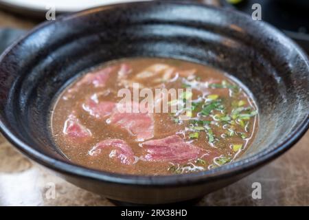 Noodle tailandese con rara carne wagyu affettata in zuppa di sangue Foto Stock