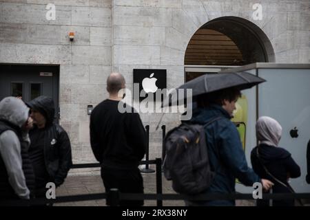 Berlino, Germania. 22 settembre 2023. Sul Kurfuerstendamm, uno dei viali più iconici di Berlino, una linea di serpentine di appassionati di Apple si è snodata intorno all'isolato il 22 settembre 2023. Il loro obiettivo: Essere tra i primi in Germania a mettere le mani sui nuovi iPhone 15 e iPhone 15 Pro. (Immagine di credito: © Michael Kuenne/PRESSCOV via ZUMA Press Wire) SOLO USO EDITORIALE! Non per USO commerciale! Foto Stock