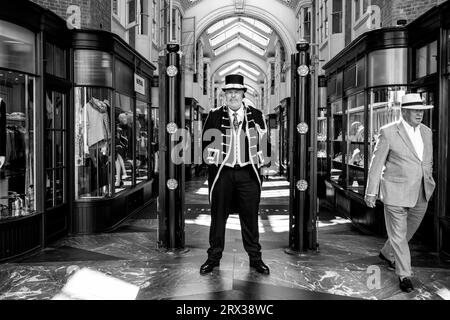 Un Beadle vestito in costume tradizionale si trova all'ingresso di Burlington Arcade, Londra, Regno Unito. Foto Stock