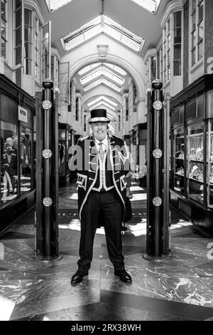 Un Beadle vestito in costume tradizionale si trova all'ingresso di Burlington Arcade, Londra, Regno Unito. Foto Stock