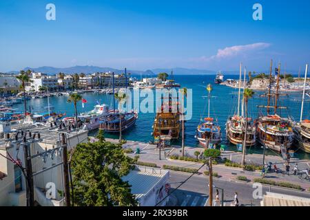 Vista sopraelevata delle navi nel porto di Kos, nella città di Kos, a Kos, nel Dodecaneso, nelle isole greche, Grecia, Europa Foto Stock