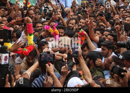 22 settembre 2023, Srinagar Kashmir, India: Il leader separatista senior Mirwaiz Umar Farooq arriva per consegnare il sermone del venerdì dopo quattro anni di arresti domiciliari alla grande Moschea (Jamia Masjid) nella città Vecchia di Srinagar. Mirwaiz Umar Farooq, il leader della Conferenza Hurriyat, è stato rilasciato dagli arresti domiciliari venerdì, quattro anni dopo essere stato arrestato in seguito alla rimozione dell'articolo 370 della Costituzione nell'agosto 2019. Il 22 settembre 2023 a Srinagar Kashmir, India. (Foto di Firdous Nazir/Eyepix Group) Foto Stock