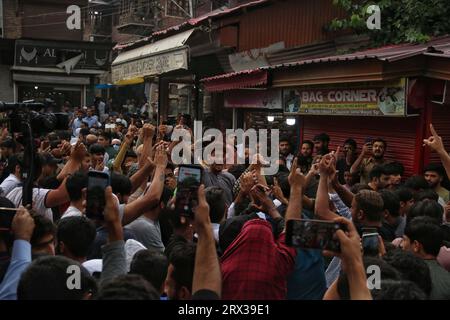 22 settembre 2023, Srinagar Kashmir, India: I sostenitori si riuniscono per dare il benvenuto al leader separatista Mirwaiz Umar Farooq mentre arriva per consegnare il sermone del venerdì dopo quattro anni di arresti domiciliari alla grande Moschea (Jamia Masjid) nella città Vecchia di Srinagar. Mirwaiz Umar Farooq, il leader della Conferenza Hurriyat, è stato rilasciato dagli arresti domiciliari venerdì, quattro anni dopo essere stato arrestato in seguito alla rimozione dell'articolo 370 della Costituzione nell'agosto 2019. Il 22 settembre 2023 a Srinagar Kashmir, India. (Foto di Firdous Nazir/Eyepix Group) Foto Stock