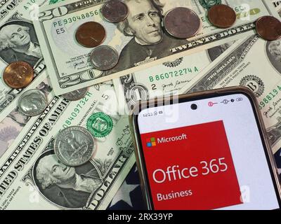 Germania. 22 settembre 2023. In questa immagine, il logo Microsoft Office 365 Business è visualizzato su uno smartphone con le valute del dollaro statunitense sul tavolo. Credito: SOPA Images Limited/Alamy Live News Foto Stock