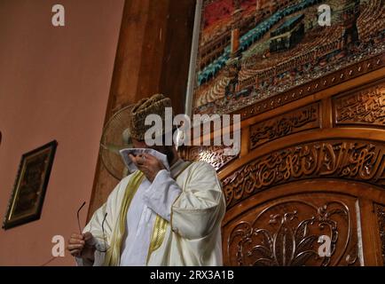 Srinagar Kashmir, India. 22 settembre 2023. Il leader separatista senior Mirwaiz Umar Farooq piange prima di consegnare il sermone del venerdì alla grande Moschea (Jamia Masjid) nella città vecchia di Srinagar. Mirwaiz Umar Farooq, il leader della Conferenza Hurriyat, è stato rilasciato dagli arresti domiciliari venerdì, quattro anni dopo essere stato arrestato in seguito alla rimozione dell'articolo 370 della Costituzione nell'agosto 2019. Il 22 settembre 2023 a Srinagar Kashmir, India. (Immagine di credito: © Firdous Nazir/eyepix via ZUMA Press Wire) SOLO USO EDITORIALE! Non per USO commerciale! Foto Stock