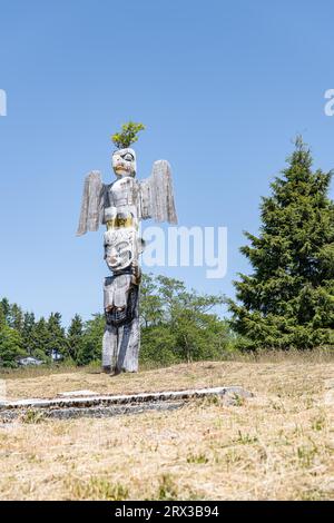 Totem polacchi cerimoniali nel Namgis Burial Grounds a Alert Bay, British Columbia, Canada Foto Stock