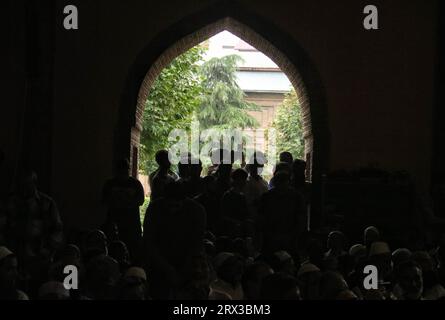 22 settembre 2023, Srinagar Kashmir, India: La gente ascolta il sermone del leader separatista anziano Mirwaiz Umar Farooq dopo quattro anni di arresti domiciliari alla grande Moschea (Jamia Masjid) nella città Vecchia di Srinagar. Mirwaiz Umar Farooq, il leader della Conferenza Hurriyat, è stato rilasciato dagli arresti domiciliari venerdì, quattro anni dopo essere stato arrestato in seguito alla rimozione dell'articolo 370 della Costituzione nell'agosto 2019. Il 22 settembre 2023 a Srinagar Kashmir, India. (Foto di Firdous Nazir/Eyepix Group/Sipa USA) Foto Stock