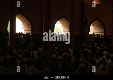 22 settembre 2023, Srinagar Kashmir, India: La gente ascolta il sermone del leader separatista anziano Mirwaiz Umar Farooq dopo quattro anni di arresti domiciliari alla grande Moschea (Jamia Masjid) nella città Vecchia di Srinagar. Mirwaiz Umar Farooq, il leader della Conferenza Hurriyat, è stato rilasciato dagli arresti domiciliari venerdì, quattro anni dopo essere stato arrestato in seguito alla rimozione dell'articolo 370 della Costituzione nell'agosto 2019. Il 22 settembre 2023 a Srinagar Kashmir, India. (Foto di Firdous Nazir/Eyepix Group/Sipa USA) Foto Stock