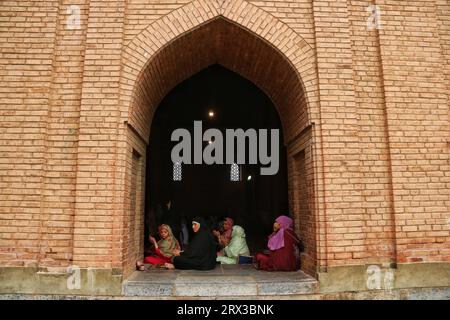 22 settembre 2023, Srinagar Kashmir, India : le donne musulmane del Kashmir ascoltano il sermone del leader separatista senior Mirwaiz Umar Farooq dopo quattro anni di arresti domiciliari alla grande Moschea (Jamia Masjid) nella città Vecchia di Srinagar. Mirwaiz Umar Farooq, il leader della Conferenza Hurriyat, è stato rilasciato dagli arresti domiciliari venerdì, quattro anni dopo essere stato arrestato in seguito alla rimozione dell'articolo 370 della Costituzione nell'agosto 2019. Il 22 settembre 2023 a Srinagar Kashmir, India. (Foto di Firdous Nazir/Eyepix Group/Sipa USA) Foto Stock