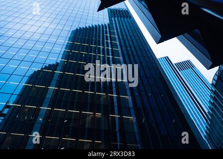 Londra, Regno Unito. 2 agosto 2023. Riflessi astratti moderni in edifici per uffici con facciata in vetro nel quartiere finanziario della capitale britannica Londra. Credito: SOPA Images Limited/Alamy Live News Foto Stock