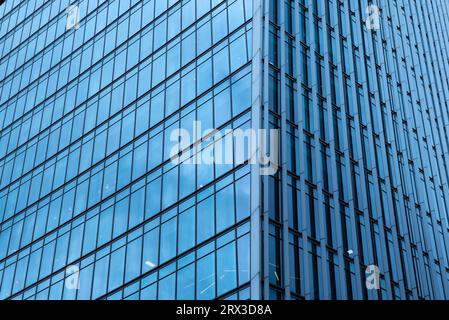 Londra, Regno Unito. 2 agosto 2023. Riflessi astratti moderni in edifici per uffici con facciata in vetro nel quartiere finanziario della capitale britannica Londra. Credito: SOPA Images Limited/Alamy Live News Foto Stock