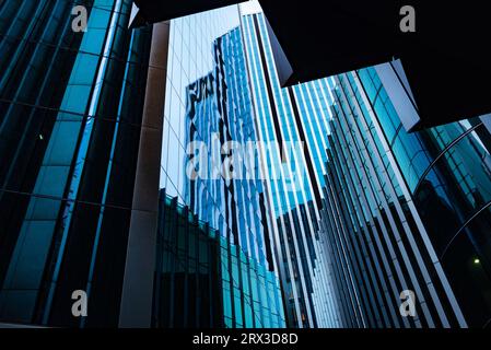 Londra, Regno Unito. 2 agosto 2023. Riflessi astratti moderni in edifici per uffici con facciata in vetro nel quartiere finanziario della capitale britannica Londra. Credito: SOPA Images Limited/Alamy Live News Foto Stock