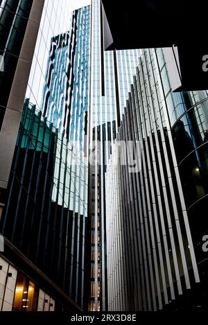 Londra, Regno Unito. 2 agosto 2023. Riflessi astratti moderni in edifici per uffici con facciata in vetro nel quartiere finanziario della capitale britannica Londra. Credito: SOPA Images Limited/Alamy Live News Foto Stock