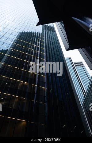 Londra, Regno Unito. 2 agosto 2023. Riflessi astratti moderni in edifici per uffici con facciata in vetro nel quartiere finanziario della capitale britannica Londra. Credito: SOPA Images Limited/Alamy Live News Foto Stock