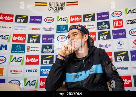 Nieuw Amsterdam, Paesi Bassi. 22 settembre 2023. Il belga Wout van Aert di Jumbo-Visma raffigurato durante una conferenza stampa il terzo giorno dei Campionati europei UEC Road a Nieuw-Amsterdam, Paesi Bassi, venerdì 22 settembre 2023. I campionati europei di ciclismo si svolgono dal 20 al 24 settembre. BELGA PHOTO DAVID PINTENS Credit: Belga News Agency/Alamy Live News Foto Stock