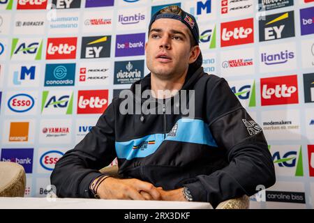 Nieuw Amsterdam, Paesi Bassi. 22 settembre 2023. Il belga Wout van Aert di Jumbo-Visma raffigurato durante una conferenza stampa il terzo giorno dei Campionati europei UEC Road a Nieuw-Amsterdam, Paesi Bassi, venerdì 22 settembre 2023. I campionati europei di ciclismo si svolgono dal 20 al 24 settembre. BELGA PHOTO DAVID PINTENS Credit: Belga News Agency/Alamy Live News Foto Stock