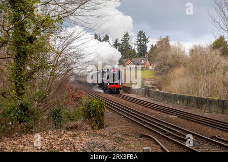 Standard di classe Britannia 7, numero 70000 Britannia è visto in potenza attraverso la valle del Ceiriog, Chirk, su uno speciale charter Foto Stock