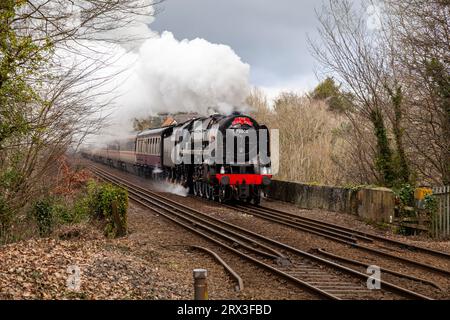 Standard di classe Britannia 7, numero 70000 Britannia è visto in potenza attraverso la valle del Ceiriog, Chirk, su uno speciale charter Foto Stock