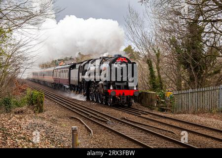 Standard di classe Britannia 7, numero 70000 Britannia è visto in potenza attraverso la valle del Ceiriog, Chirk, su uno speciale charter Foto Stock