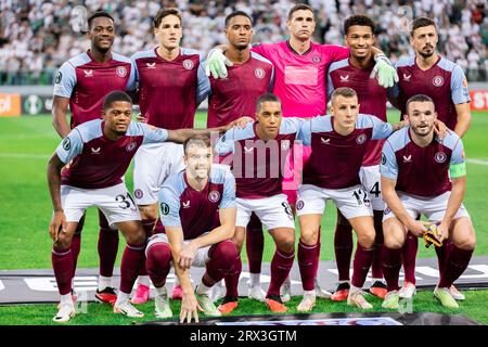 La squadra dell'Aston Villa posa per una foto di gruppo durante la partita della fase a gironi della UEFA Europa Conference League tra Legia Warszawa e Aston Villa al Marshal Jozef Pilsudski Legia Warsaw Municipal Stadium.punteggio finale; Legia Warszawa 3:2 Aston Villa. Foto Stock