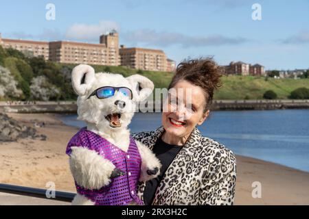 North Shields, North Tyneside, Regno Unito. 22 settembre 2023. Evento di lancio di The Herring Girl - una nuova scultura di Ray Lonsdale situata sul Fish Quay della città, con una sfilata, musica dal vivo dalle scuole locali e membri del gruppo Lindisfarne, discorsi, un passato di navi e la scoperta della scultura. Il North Shields Fishermen's Heritage Project guidò il progetto, sostenuto dal North Tyneside Council. Eileen Thompson degli animatori per bambini Eileen e Joe, con Nip the Dog, pronti ad incontrare scolari locali. Crediti: Hazel Plater/Alamy Live News Foto Stock