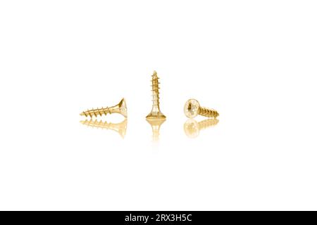 macro vite di colore dorato su sfondo bianco primo piano Foto Stock