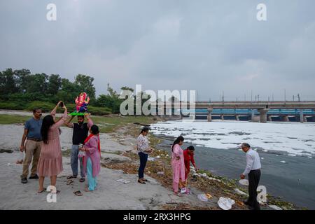 Nuova Delhi, India. 21 settembre 2023. I devoti indù eseguono rituali in mezzo alle acque inquinate del fiume Yamuna ricoperte da uno strato di schiuma tossica durante il festival di 10 giorni Ganesh Chaturthi a nuova Delhi. Il Ganesh Chaturthi è un festival indù per commemorare la nascita del dio indù Ganesha. (Foto di Amarjeet Kumar Singh/SOPA Imag/Sipa USA) credito: SIPA USA/Alamy Live News Foto Stock