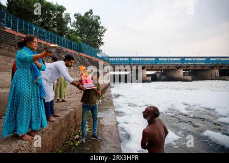 Nuova Delhi, India. 21 settembre 2023. I devoti indù eseguono rituali in mezzo alle acque inquinate del fiume Yamuna ricoperte da uno strato di schiuma tossica durante il festival di 10 giorni Ganesh Chaturthi a nuova Delhi. Il Ganesh Chaturthi è un festival indù per commemorare la nascita del dio indù Ganesha. (Foto di Amarjeet Kumar Singh/SOPA Imag/Sipa USA) credito: SIPA USA/Alamy Live News Foto Stock