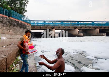 Nuova Delhi, India. 21 settembre 2023. I devoti indù eseguono rituali in mezzo alle acque inquinate del fiume Yamuna ricoperte da uno strato di schiuma tossica durante il festival di 10 giorni Ganesh Chaturthi a nuova Delhi. Il Ganesh Chaturthi è un festival indù per commemorare la nascita del dio indù Ganesha. (Foto di Amarjeet Kumar Singh/SOPA Imag/Sipa USA) credito: SIPA USA/Alamy Live News Foto Stock