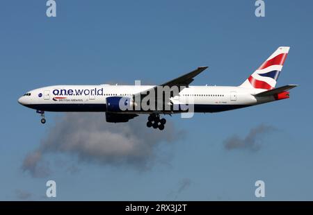 Un Boeing 777-200 della British Airways che pubblicizza l'alleanza aerea Oneworld si avvicina all'aeroporto di Gatwick Foto Stock