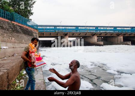 Nuova Delhi, India. 21 settembre 2023. I devoti indù eseguono rituali in mezzo alle acque inquinate del fiume Yamuna ricoperte da uno strato di schiuma tossica durante il festival di 10 giorni Ganesh Chaturthi a nuova Delhi. Il Ganesh Chaturthi è un festival indù per commemorare la nascita del dio indù Ganesha. (Immagine di credito: © Amarjeet Kumar Singh/SOPA Images via ZUMA Press Wire) SOLO USO EDITORIALE! Non per USO commerciale! Foto Stock