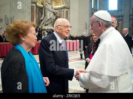 19 marzo 2013: Al termine della sua messa di intronizzazione, Papa Francesco dà il benvenuto al presidente della repubblica Italiana Giorgio NAPOLITANO e alla moglie Clio nel Bas. St Peter's at the Vatican, Rome, Italy.DIFFUSION PRESSE UNIQUE SOLO PER USO EDITORIALE. NON IN VENDITA PER CAMPAGNE DI MARKETING O PUBBLICITARIE. 19 marzo 2013: Alla fine della sua messa d'intronizzazione, Papa Francesco accoglie il presidente della Repubblica italiana, Giorgio NAPOLITANO e sua moglie Clio, al Bas. San Pietro in Vaticano, Roma, Italia. Foto Stock