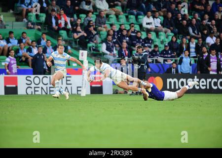 Saint-Etienne, Francia. 22 settembre 2023. Coppa del mondo di rugby Francia 2023, Santiago Chocobares è stato placcato passando la palla a Emiliano Boffelli, Argentina vs. Samoa in Francia, Saint-Etienne allo Stade Geoffroy-Guichard. (Immagine di credito: © Maximiliano Aceiton/ZUMA Press Wire) SOLO USO EDITORIALE! Non per USO commerciale! Foto Stock