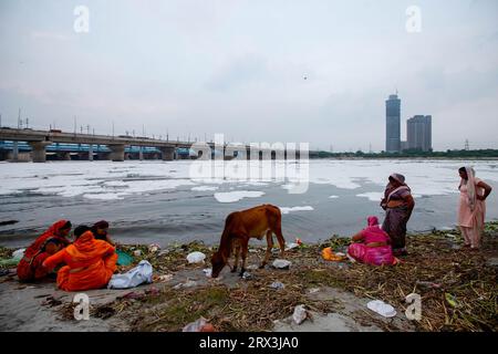 Nuova Delhi, India. 21 settembre 2023. I devoti indù eseguono rituali in mezzo alle acque inquinate del fiume Yamuna ricoperte da uno strato di schiuma tossica durante il festival di 10 giorni Ganesh Chaturthi a nuova Delhi. Il Ganesh Chaturthi è un festival indù per commemorare la nascita del dio indù Ganesha. (Immagine di credito: © Amarjeet Kumar Singh/SOPA Images via ZUMA Press Wire) SOLO USO EDITORIALE! Non per USO commerciale! Foto Stock