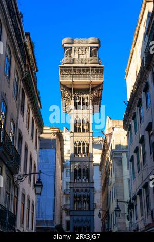 Ascensore Santa Justa a Lisbona, Portogallo. Famoso punto di riferimento e divertente attrazione turistica con piattaforma panoramica al piano superiore Foto Stock