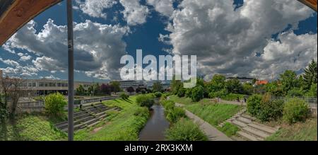 River Krems con cielo blu e bianco in estate caldo giorno a Krems an der Donau Austria 09 02 2023 Foto Stock