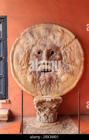 Bocca della verità è una maschera marmorea a Roma, in Italia, che si erge contro la parete sinistra del portico della chiesa di Santa Maria in Cosmedin Foto Stock