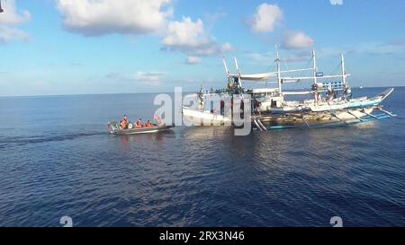 (230922) -- ZHANJIANG, 22 settembre 2023 (Xinhua) -- i soldati della nave navale dell'Esercito Popolare Cinese di Liberazione (PLA) Aba trasferiscono i pescatori filippini con una scialuppa di salvataggio. PER ANDARE CON "PLA Navy Rescues Wounded Philippine Fishman" (foto di Pan Yueqiang/Xinhua) Foto Stock