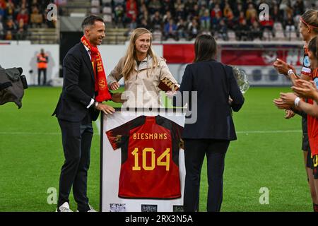 Heverlee, Belgio. 22 settembre 2023. L'ex Red Flames Julie Biesmans è stata onorata per la sua carriera internazionale e 104 presenze in vista di una partita tra la nazionale femminile belga Red Flames e i Paesi Bassi, partita 1/6 nella competizione UEFA Women's Nations League 2023¿24, venerdì 22 settembre 2023, a Heverlee. BELGA PHOTO DAVID CATRY Credit: Belga News Agency/Alamy Live News Foto Stock
