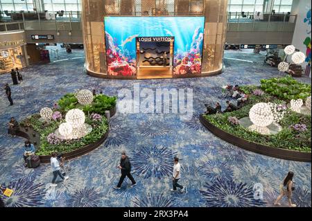 31.07.2023, Singapore, Repubblica di Singapore, Asia - Vista interna del moderno Terminal 3 con viaggiatori aerei all'Aeroporto Changi di Singapore. Foto Stock