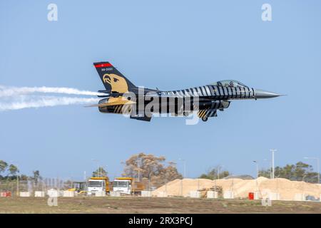 Turkish Air Force General Dynamics (TUSAS) F-16C Fighting Falcon (401) (REG: 88-0021) decolla per una dimostrazione pratica. Foto Stock