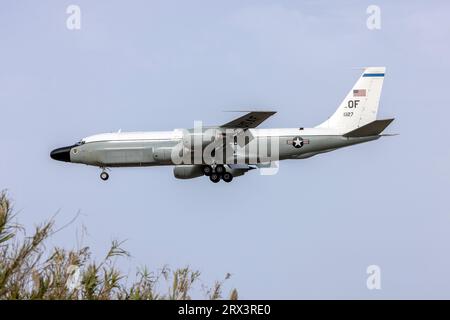 Boeing TC-135W Stratolifter (717-158) dell'aeronautica STATUNITENSE (REG: 62-4127) pista in arrivo 31. Foto Stock